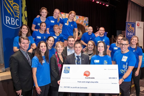 Groupe de participants au Défi RBC 2018, avec Lili-Anna Peresa, qui tiennent un chèque de 325 000$