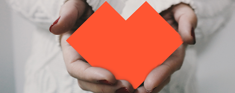 Mains qui tiennent un coeur