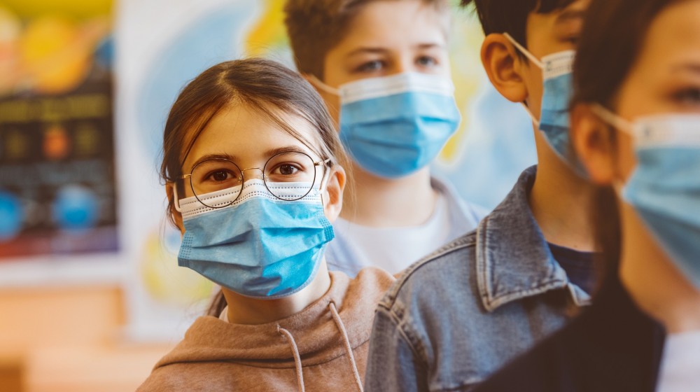 Enfant en file avec des masques
