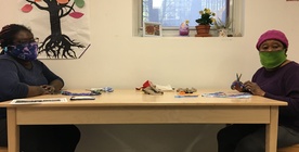 Deux personnes a table avec des masques