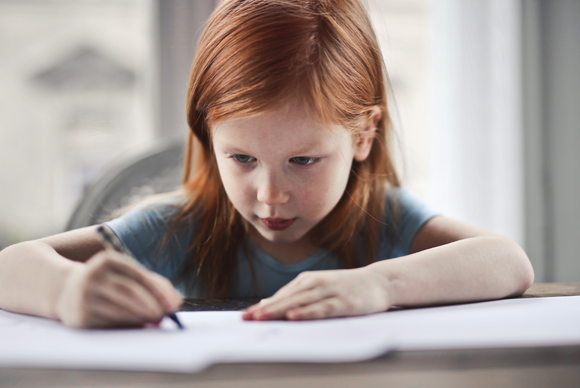 Petite fille qui écrit