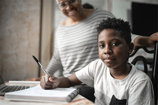 Jeune afro-américain qui écrit dans un cahier