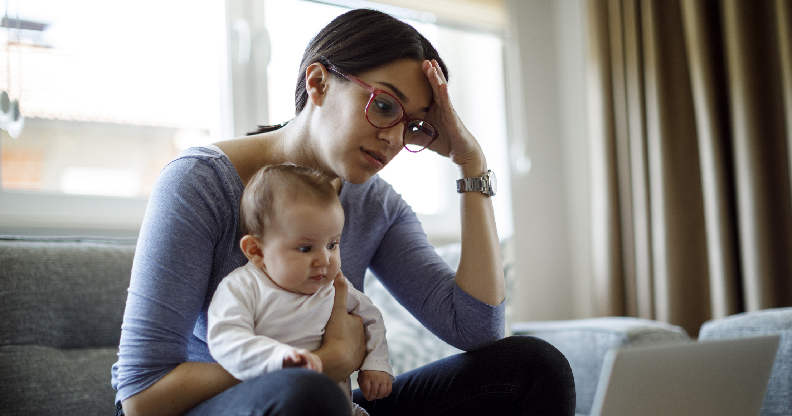 Mère avec un bébé qui regarde un ordinateur