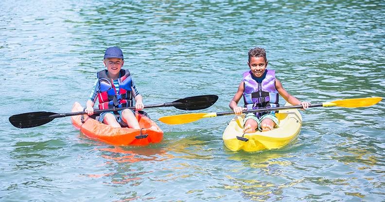 Deux enfants qui font du kayak