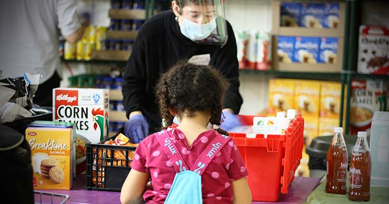 Petite fille recevant des denrées alimentaires