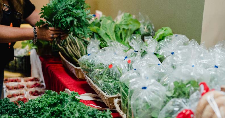 Tables de produits frais : salade, fraises, etc.