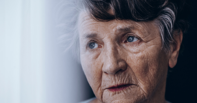 Gros plan d'une femme aînée pensive