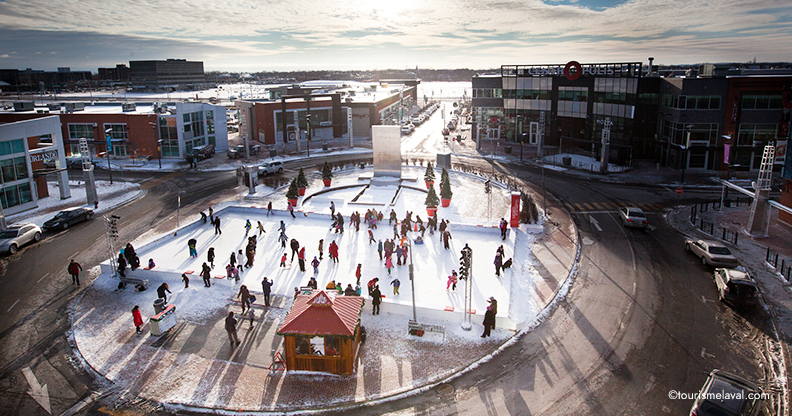 Jeunes qui font du patin à glace