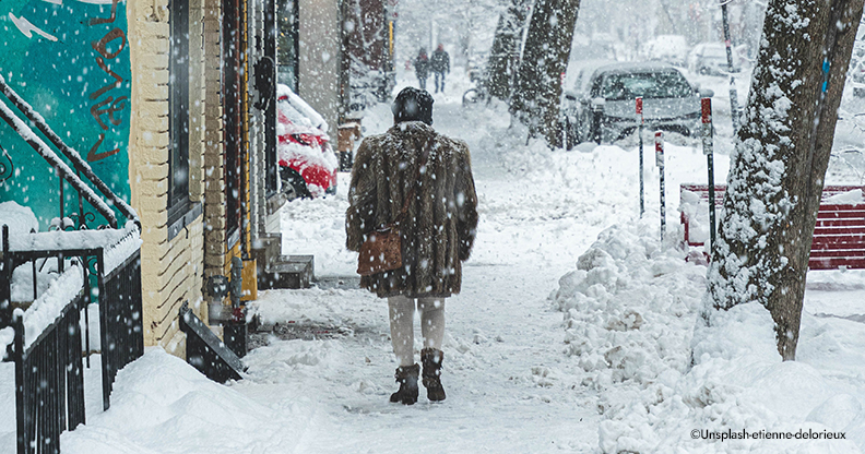 Femme qui marche dans la neige