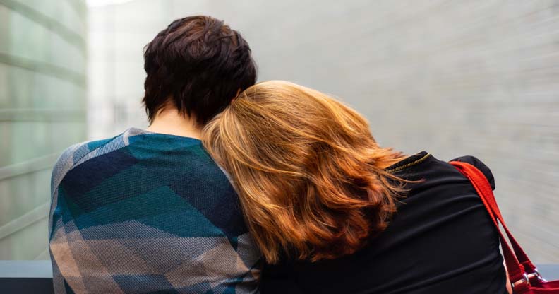 deux personnes de dos sur un banc