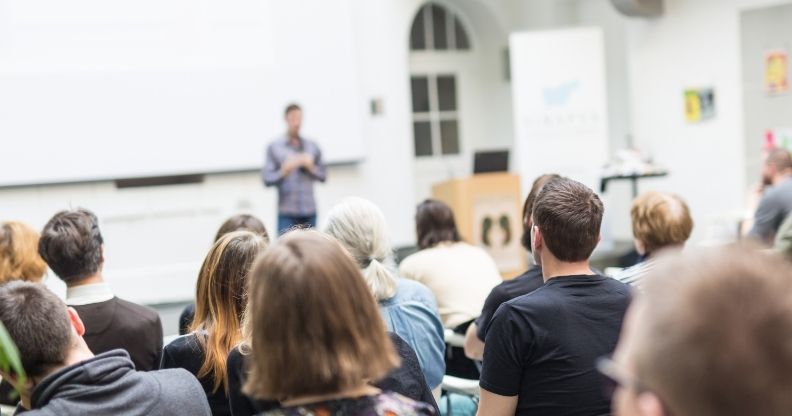 Présentation dans une grande salle de réunion