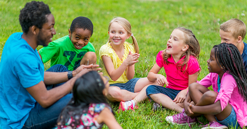 Enfants et leur moniteur dans un camp de vacances