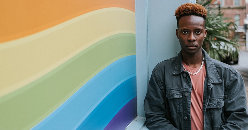 Jeune homme afro-américain qui parle, À go, on Centraide! Visitez le Centre Multi-Ressource de Lachine
