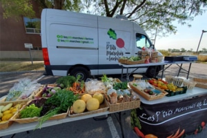 Camion de livraison et marché 